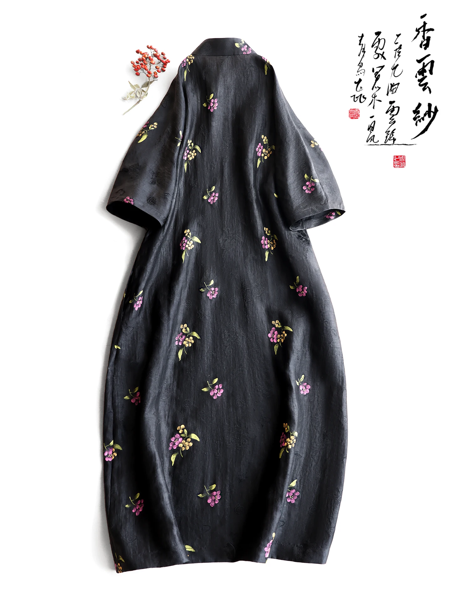 チングサムを着るとき、どう選ぶ？手描きの花柄シルクドレスが日常に溶け込む理由