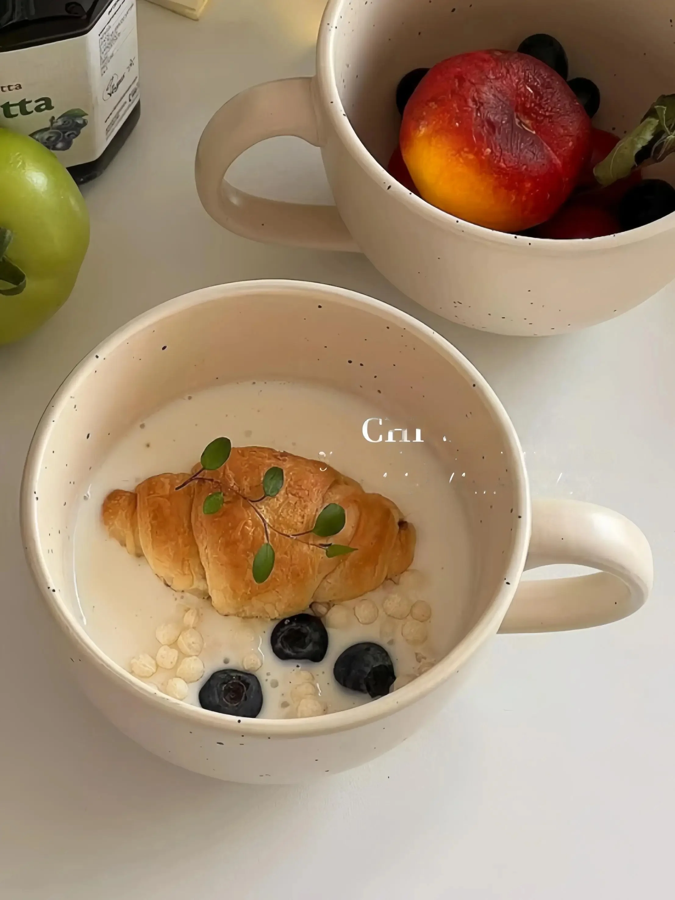 おしゃれな北欧デザインの陶器製マグカップ：大容量でコーヒーや冷たい飲み物に最適