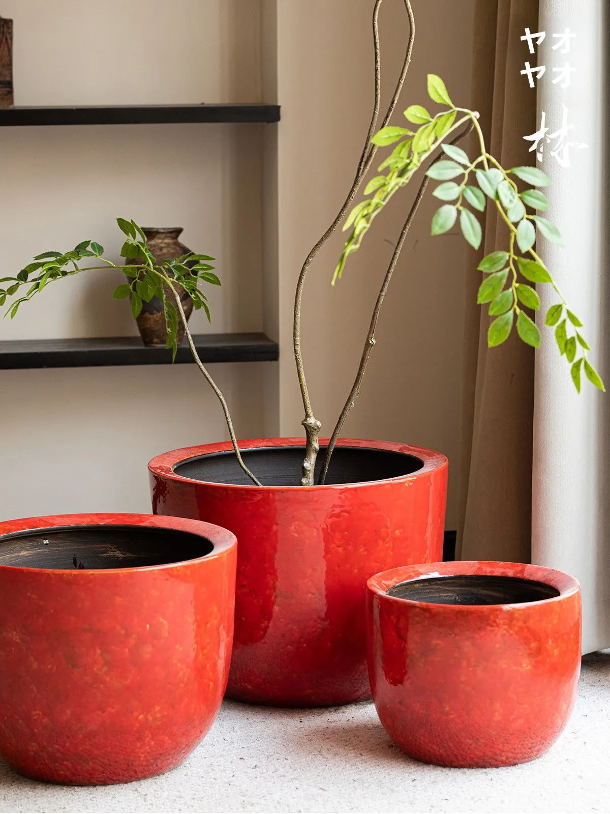 赤い陶器の花瓶：ほったらかしで毎年咲く花を育てるための高さのあるプランター