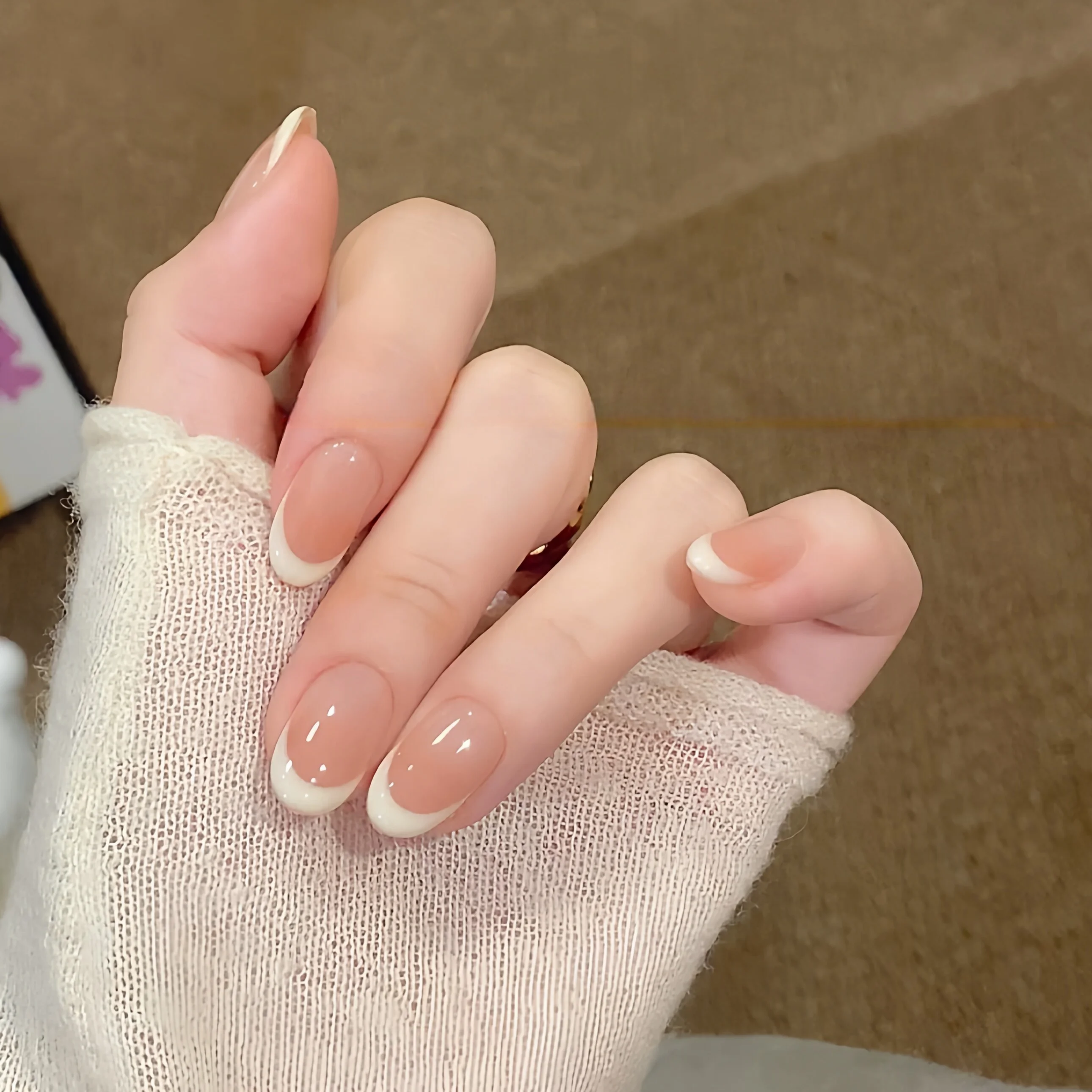 法式ハンドメイドネイルチップ：洗練されたデザインと優しいホワイト感の実用性解析