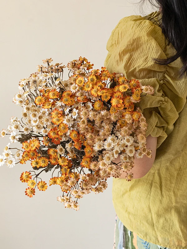 小雏菊風の造花ブーケ：侘寂風インテリアに最適なテーブル装飾の実用ガイド
