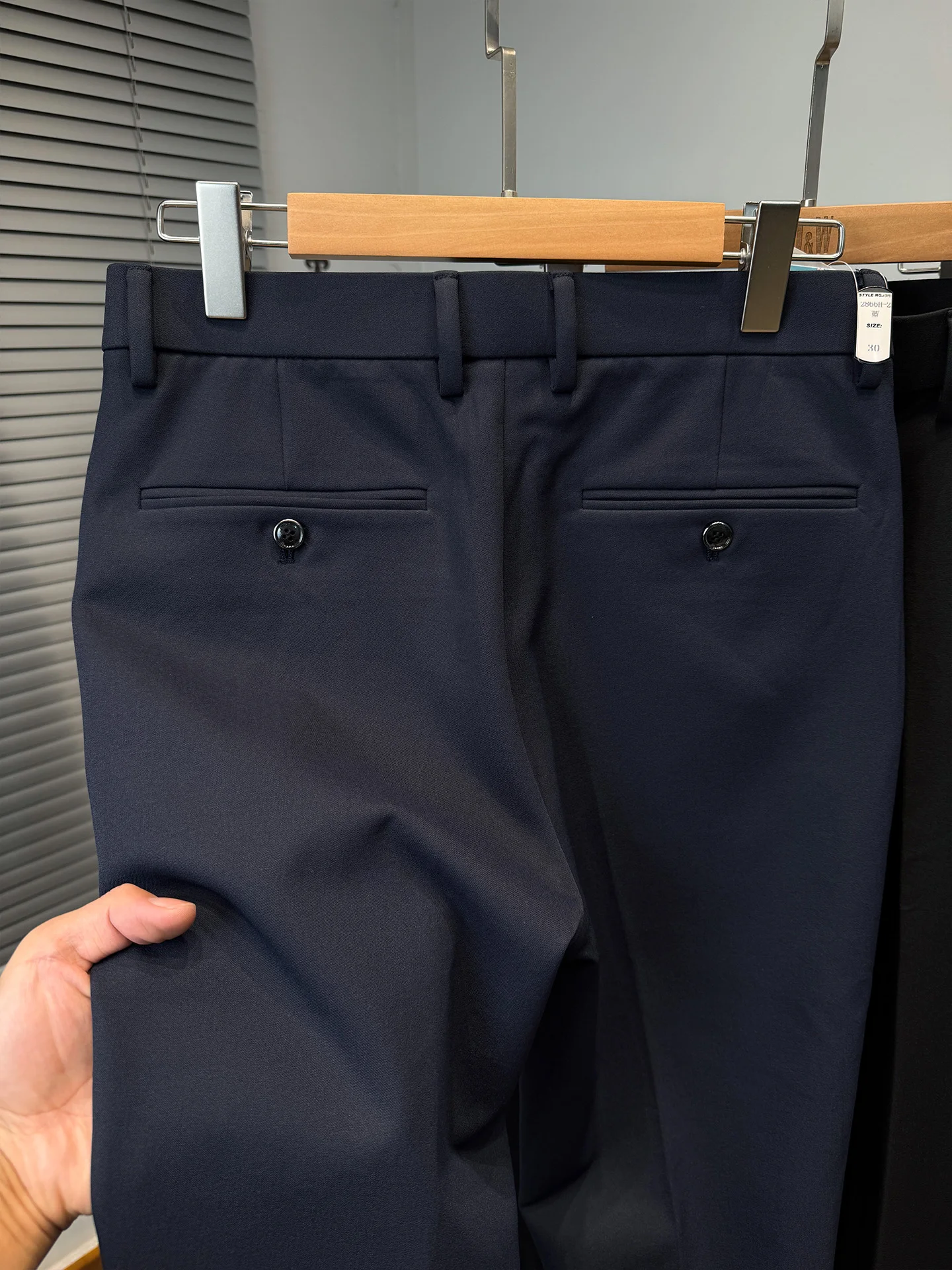 ビジネスとカジュアルの境目を越える、秋冬に着るべきドレスパンツは？