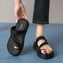 女性用 夏用ファッショナブルな黒い厚底サンダル【スカートとのコーディネートに最適】