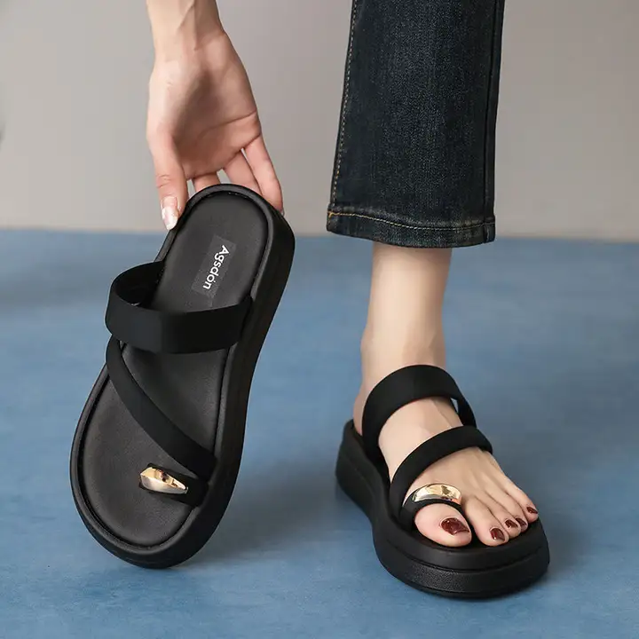女性用 夏用ファッショナブルな黒い厚底サンダル【スカートとのコーディネートに最適】
