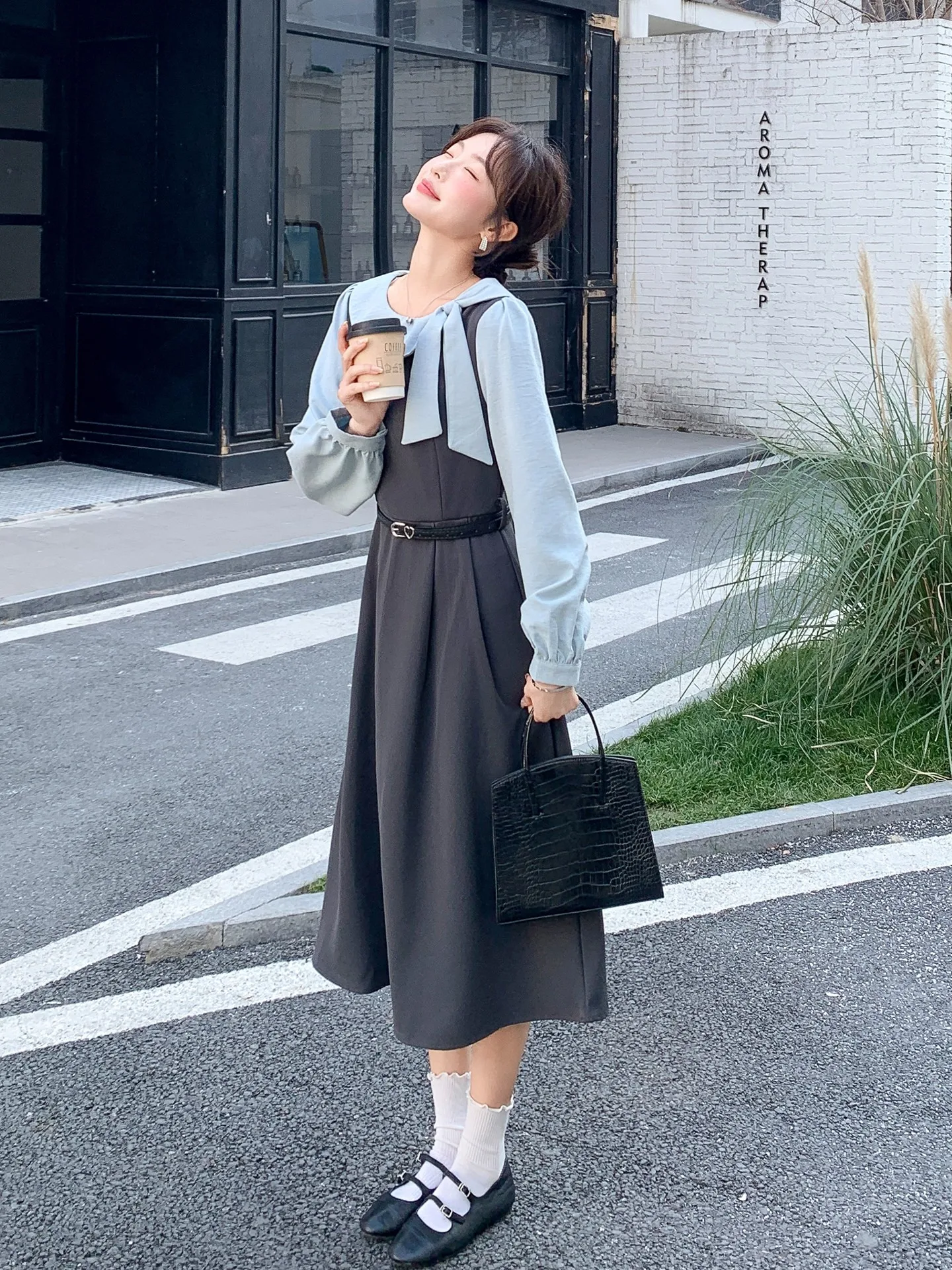 20代のフェミニンコーデに迷ったとき、どう選ぶ？