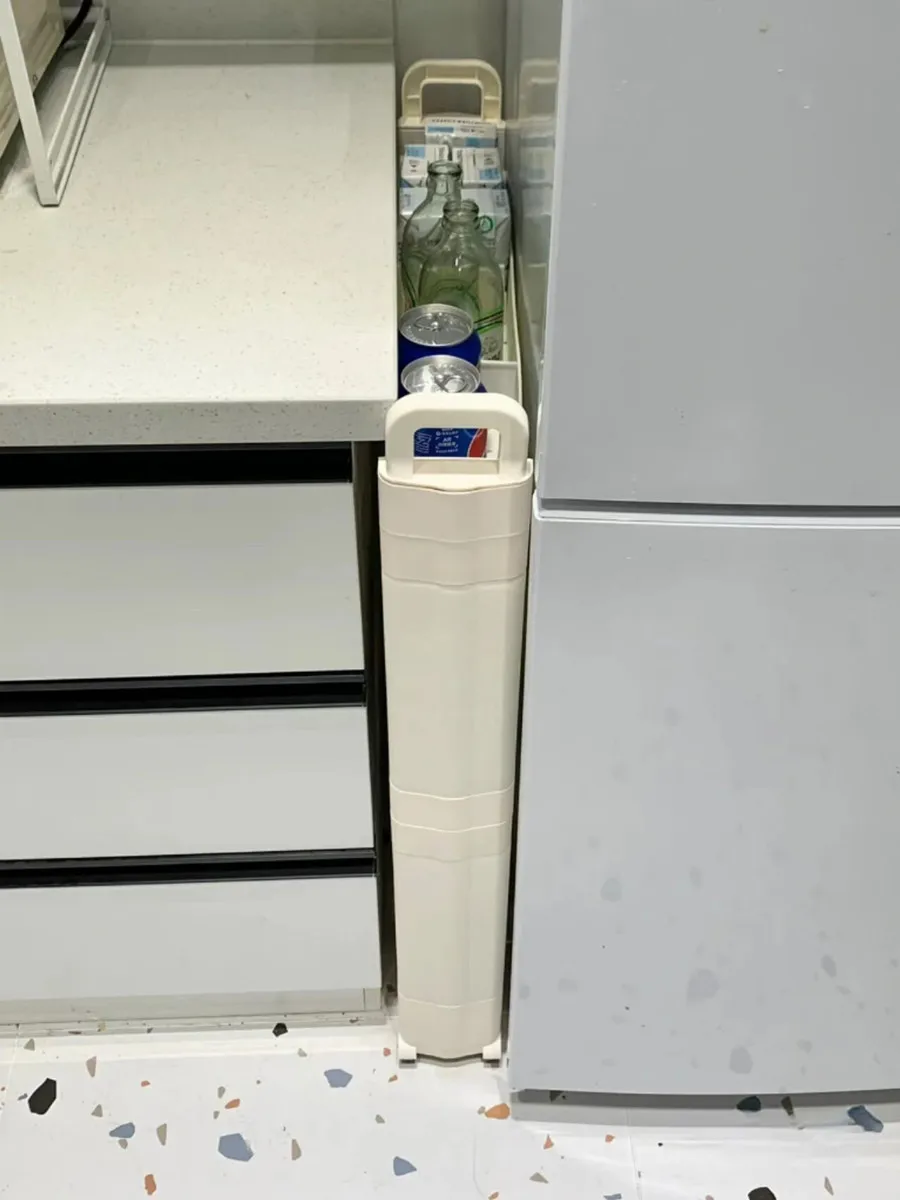 スリムデザインのキッチン用缶ラック：隙間収納に最適な多層キャビネットの実用性解析