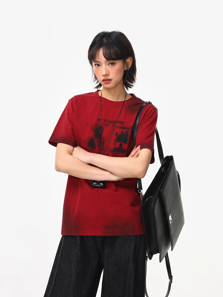 赤色プリントのショートスリーブTシャツ：ラウンドネックレディースのカジュアルスタイルとは