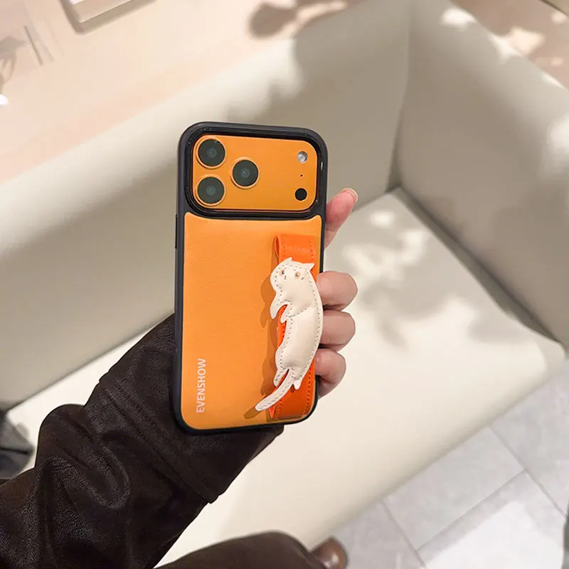 ストラップ付き iPhone ケース おしゃれで通勤に使えるのは、どんなもの？