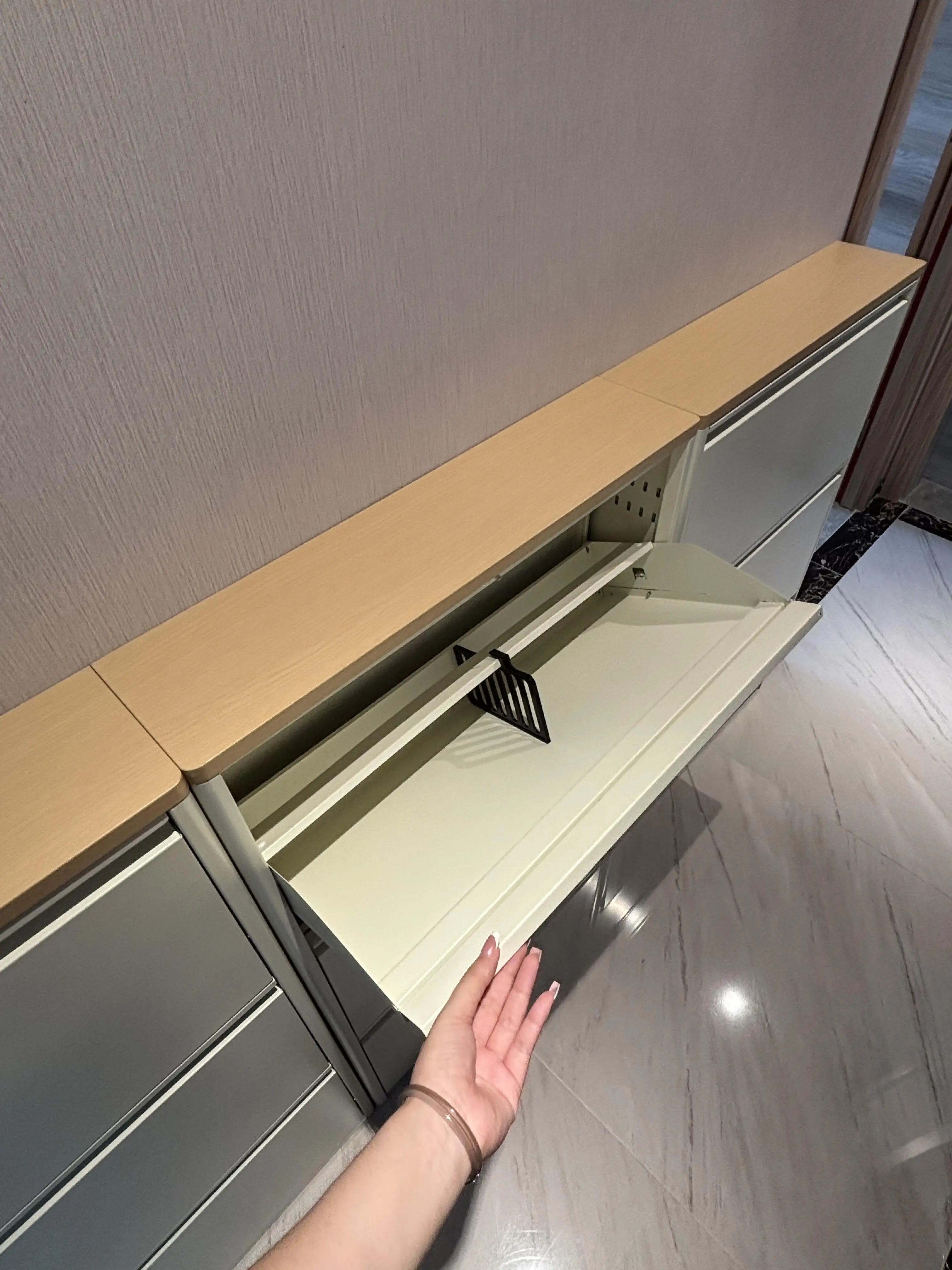 鋼製薄型シューキャビネット：マンション玄関に最適なスリム収納の実用性と設計原理
