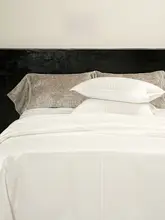モダンな軽奢米白色ベッド用四点セット【ホテルスタイル・高級感あるデザイン】（セットアップ対応）