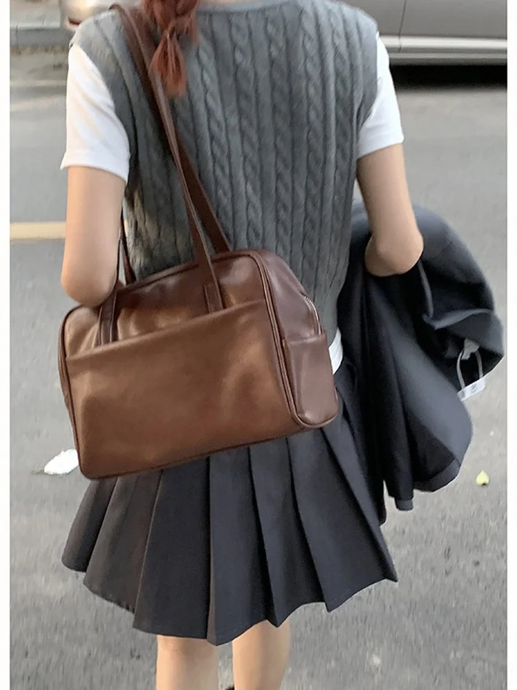 通勤用A4トートバッグはどんなものか？女子大学生が選ぶべきミニマルデザインのベストアイテムとは？