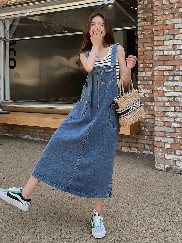 ワンピースとデニムパンツのコーデでどちらがおすすめ？実は、夏の街歩きに最適な「背带デニムワンピース」が登場！