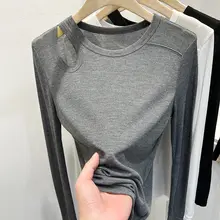 デザイン性のあるオフショルダー長袖Tシャツ【薄手・女性用・カジュアルスタイル】