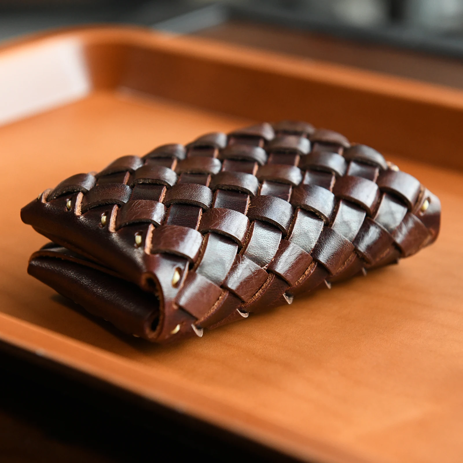 本革製手編みミニカードケース：レトロデザインとコンパクトさが実用性を実現