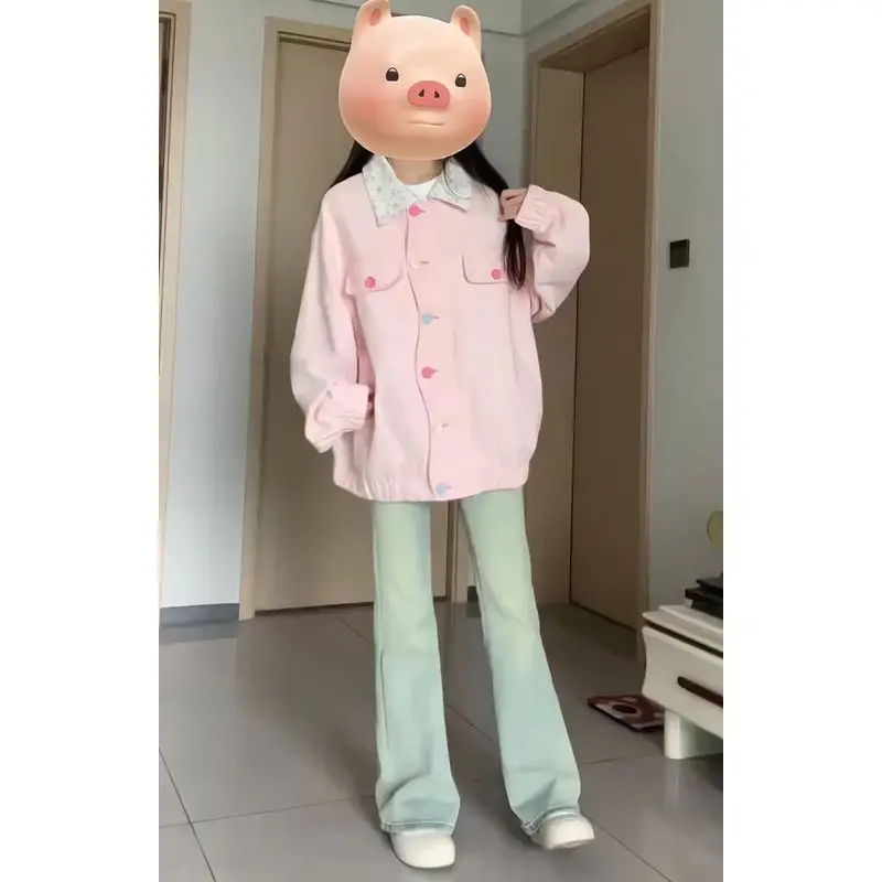 カラー ジャケット どんな色がおすすめ？ピンクの小花柄デニムジャケットが通勤スタイルを救う理由とは