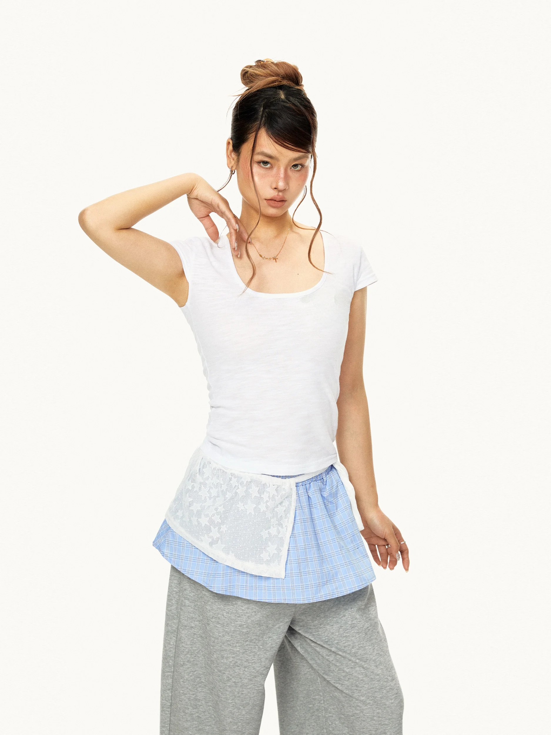 20代の女性が今流行りの服を選ぶとき、どうやって「シンプルだけどスタイリッシュ」なTシャツを選ぶべきか？