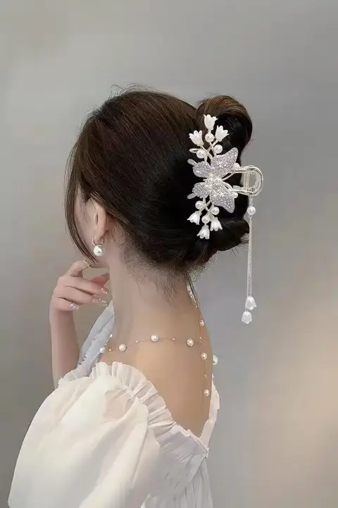 鈴蘭花とバタフライのフリンジヘアクリップ【夏用・大きめ・高級感溢れるサメクリップ】