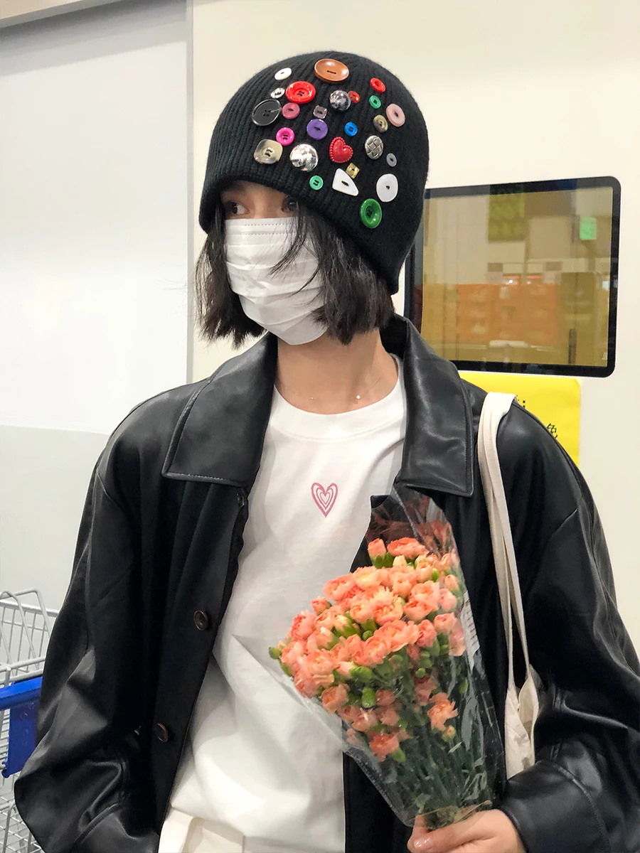 可愛いニット帽を選ぶには？カラフルなボタン付きニット帽が解決する春の着こなし悩み
