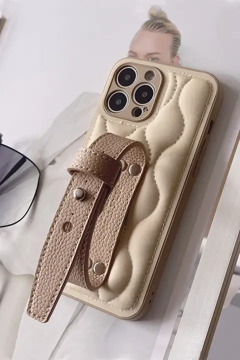 スマホケース iPhone対応 ソフトケース フルカバー リストストラップ付き キルティング ダウン風 エアクッション エンボスレザー ラテカラー ヴィンテージ フェミニン 高級感