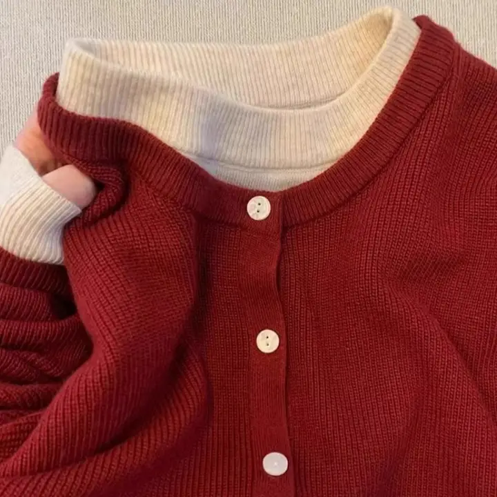 優雅なデザインの赤いカーディガン【極上の柔らかさ・秋冬用・ダウンスタイル】