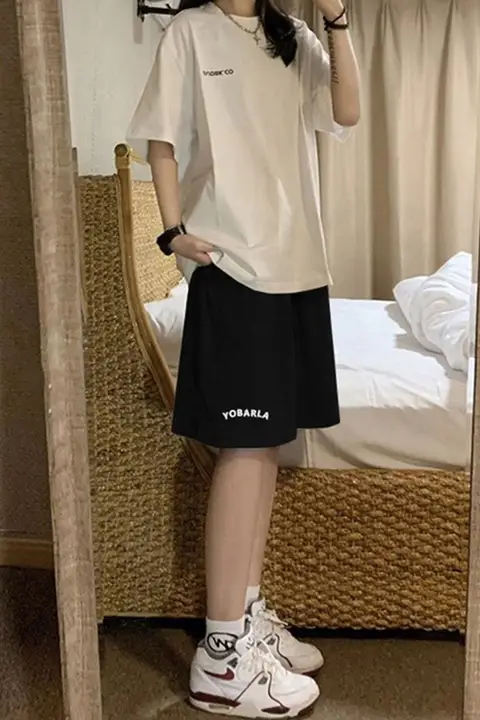 女性用 黒のカジュアルワイドレッグスポーツショートパンツ【薄手・夏用・ルーズフィット・ハーフレングス】