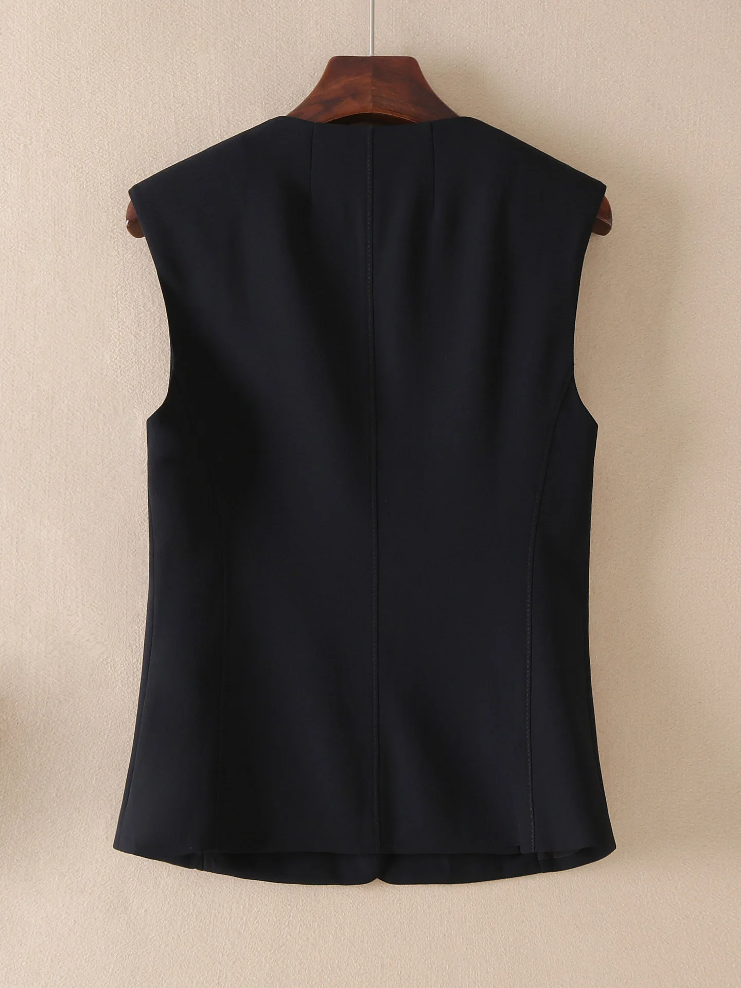 4月に着る50代の服、どう選ぶ？シンプルなノースリーブジャケットが通勤と散歩の両方で活躍する理由
