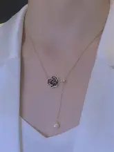 黒い山茶花デザインのネックレス【パールフリンジ・プル式・個性的・カジュアル】