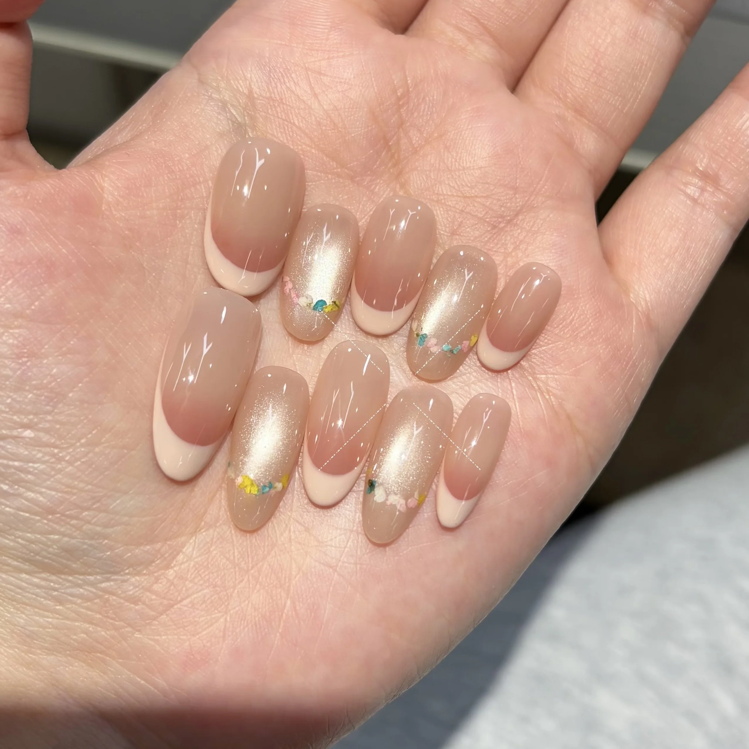 初夏のネイルにどんなデザインがおすすめ？ドライフラワーデザインが今、注目されている理由