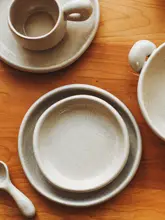 優しさを秘めたデザインの侘寂風手作り陶器プレート【和風・家庭用】