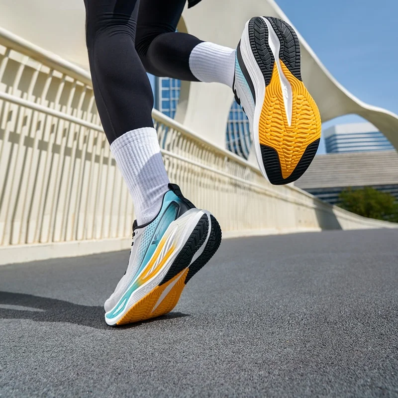 冬の足元を救うランニングシューズは、アルトラトレランシューズを選ぶべき？