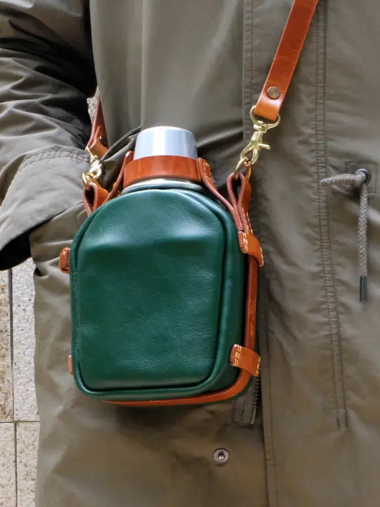 旅行やキャンプに最適！牛革製の復古デザイン水筒・アルミ製カップ・弁当箱【多用途・耐久性】（セットアップ対応）