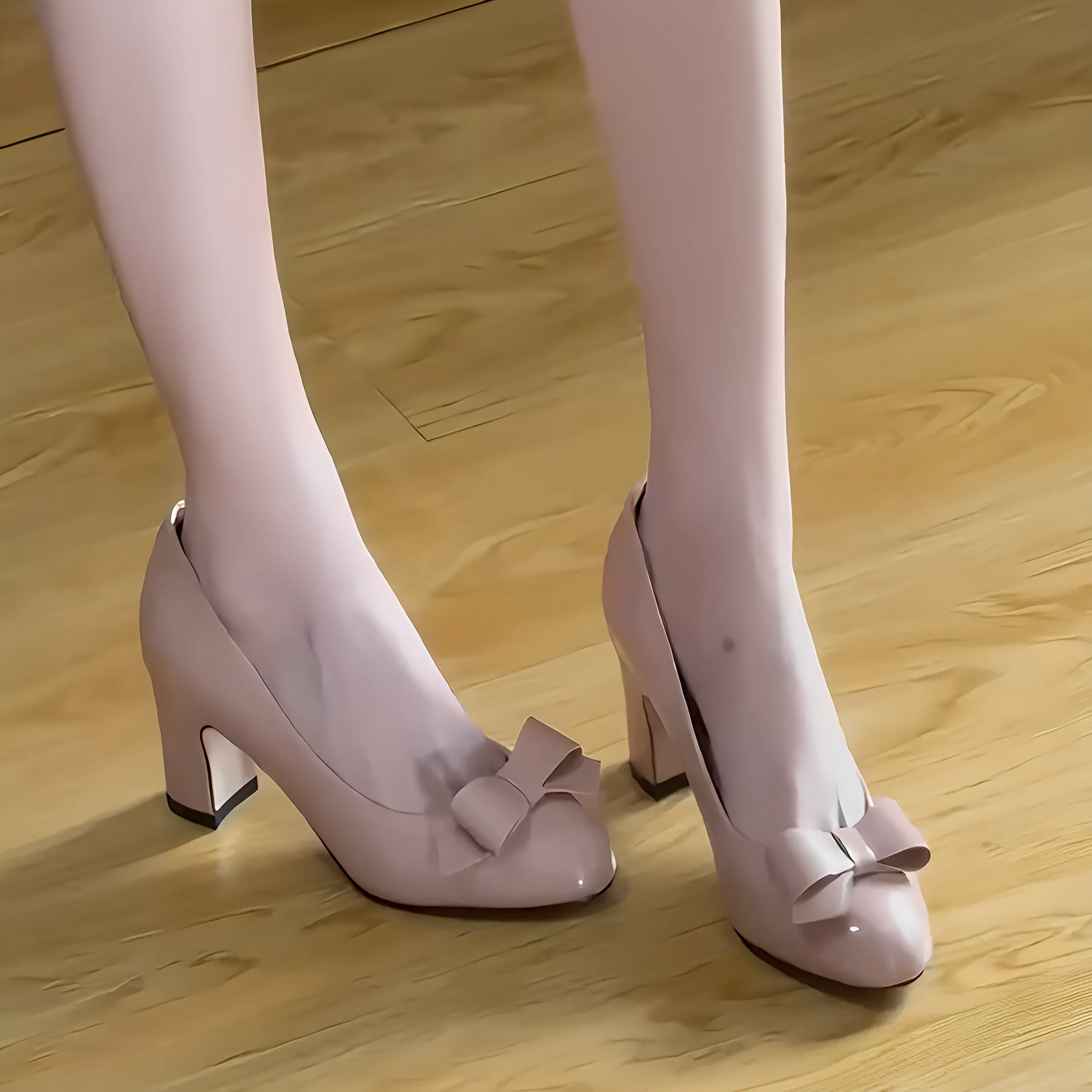 4センチヒールパンプスの快適性を実証：羊皮製バタフライリボン付き浅口パンプス