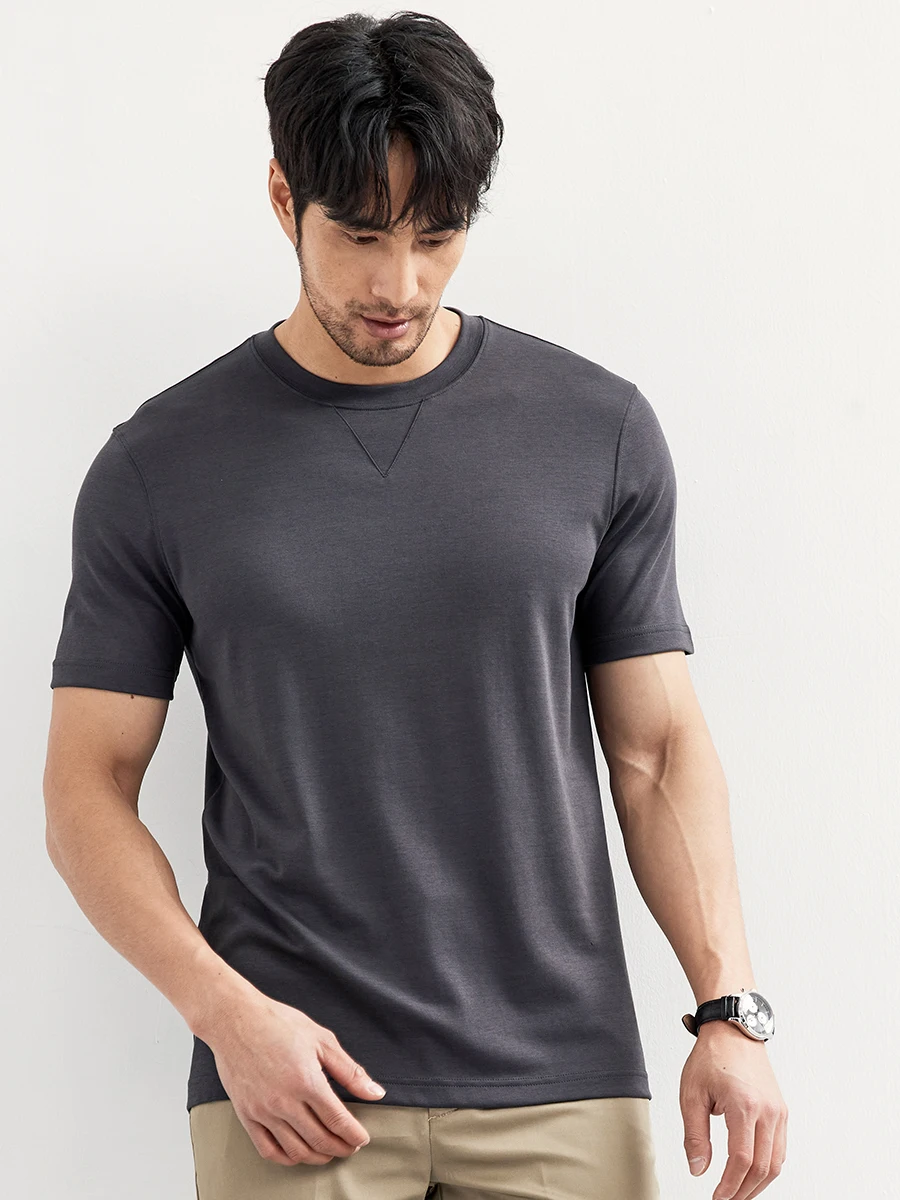 夏 メンズ コーデの基本ルール｜白Tシャツの素材選びが決める快適さ