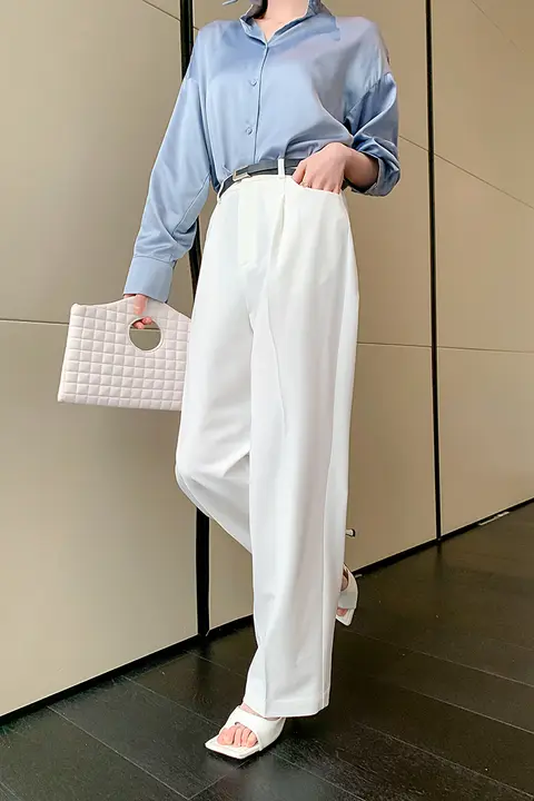 女性用の白いワイドレッグパンツ、ハイウエストでドレープのあるフロアレングスパンツ