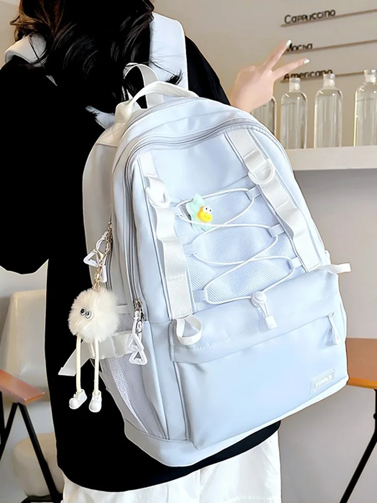 薄荷グリーンのリュックサック：カジュアルで大容量な女子用通学リュックの実用性解析