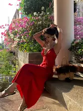 魅力的な大人の女性向け赤いキャミソールワンピース【レースディテール・サテン生地・ビーチリゾート用】