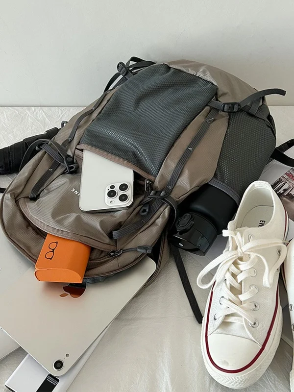 ベージュと赤のコントラストカラー登山バッグ：機能性と実用性を徹底検証