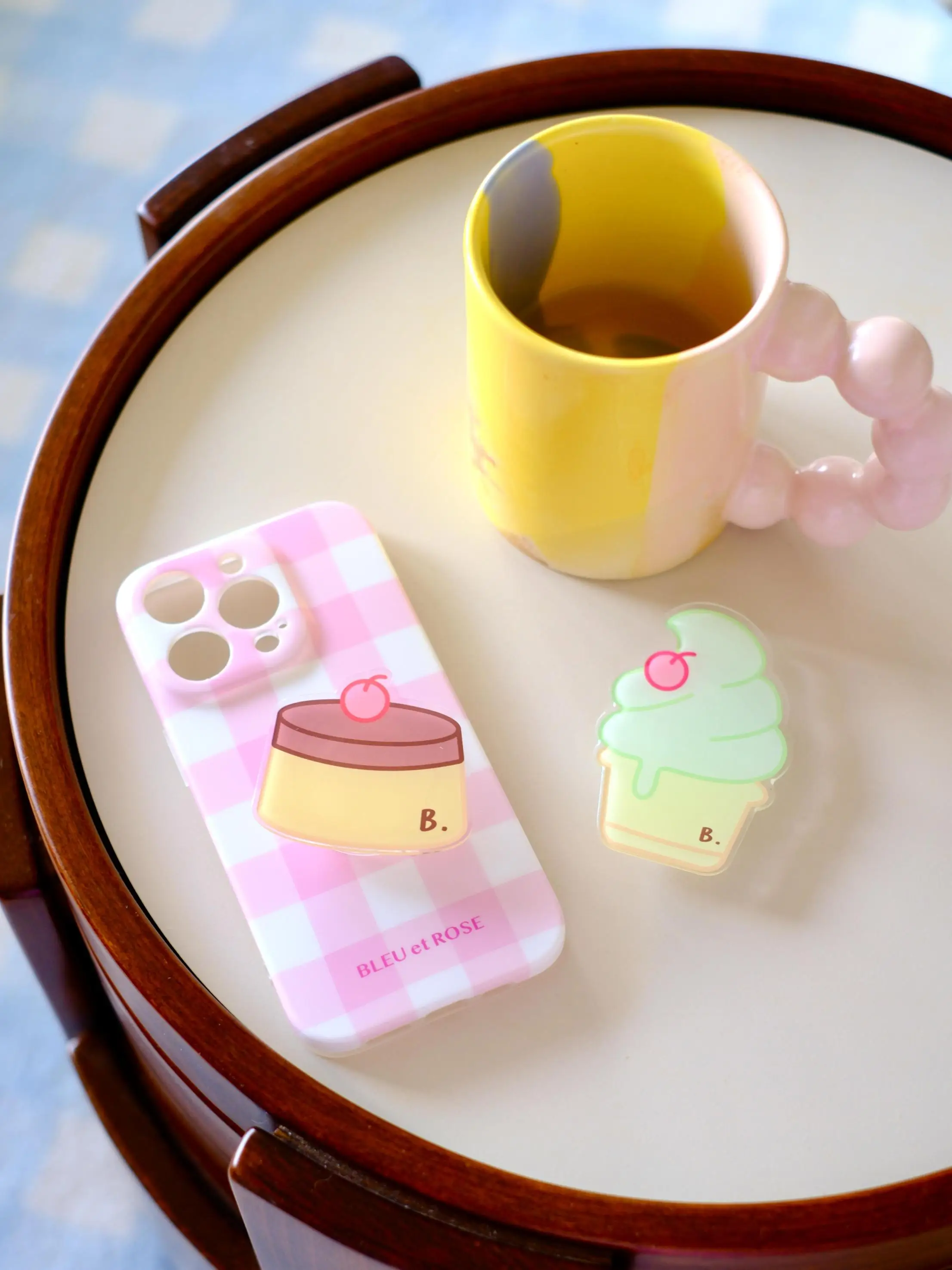 2in1pcと7インチスマホ、どちらが日常に合う？可愛いデザート型スマホスタンドで解決する