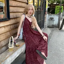 赤いフラワープリントのキャミソールワンピース【Vネック・フィット・膝下丈】
