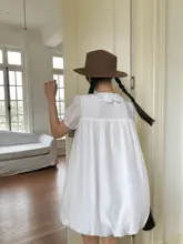 可愛らしい花びら襟のホワイトワンピース【ゆったりシルエット・Aライン・夏用・短袖】