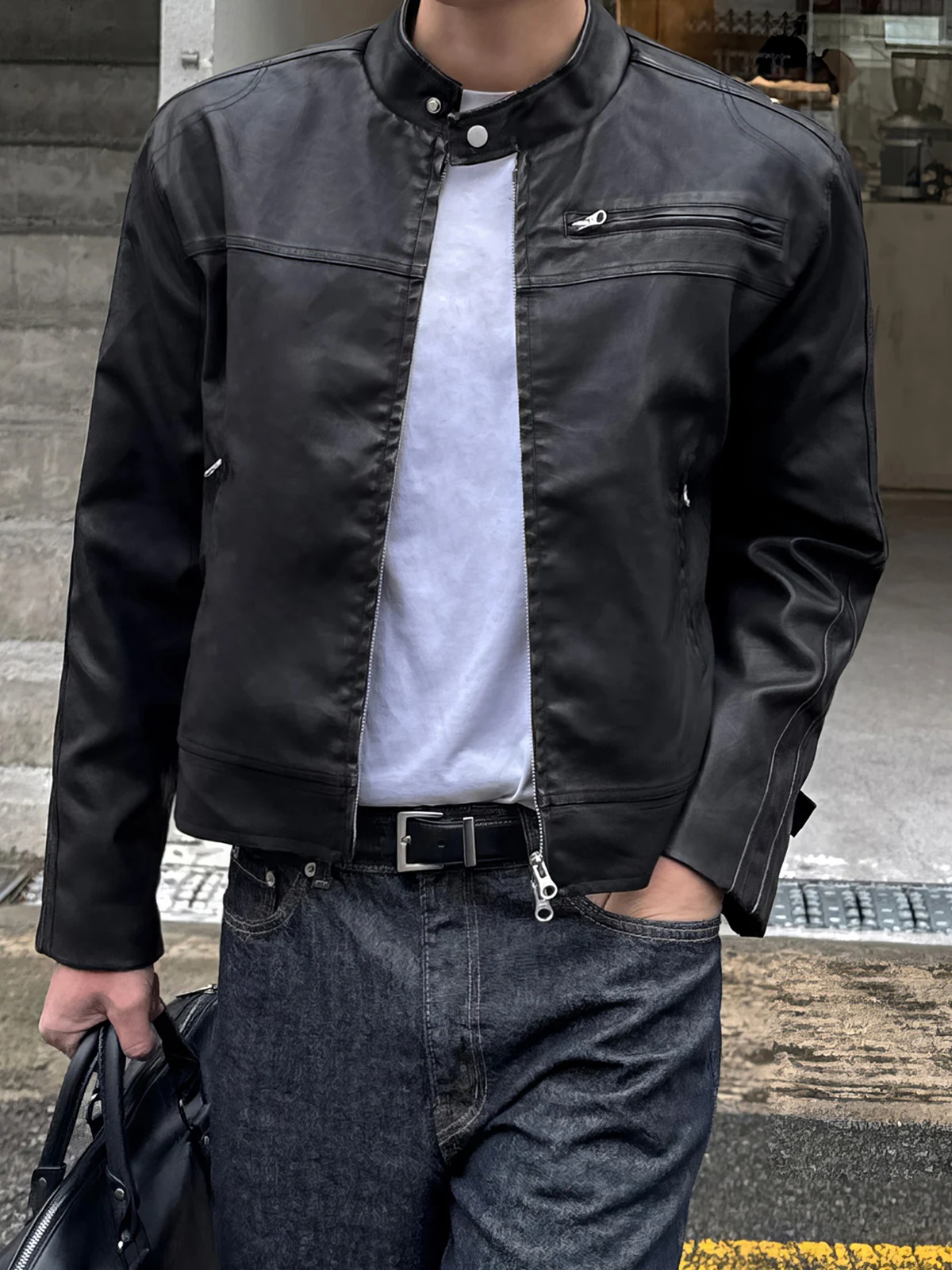 ライダーススーツを春に着るには？PUレザーのショートジャケットが救うリアルな着こなし
