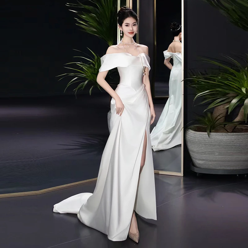 結婚式でジャニーズカートを選ぶべきは、シンプルでエレガントなオフショルダースカートなのか？