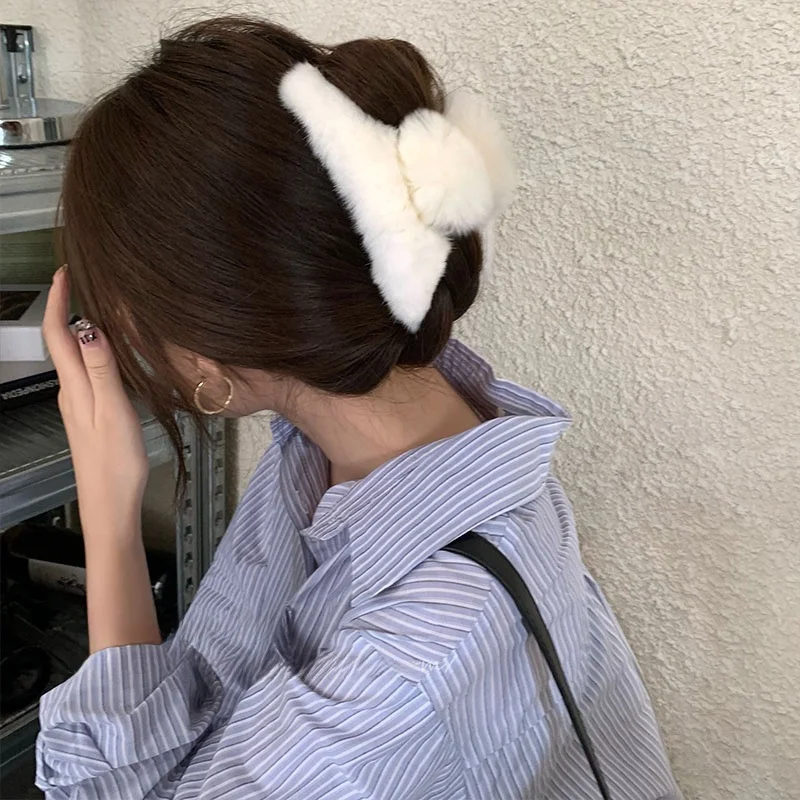 大きいサイズのふわふわヘアクリップで頭頂部ボリュームを簡単に実現