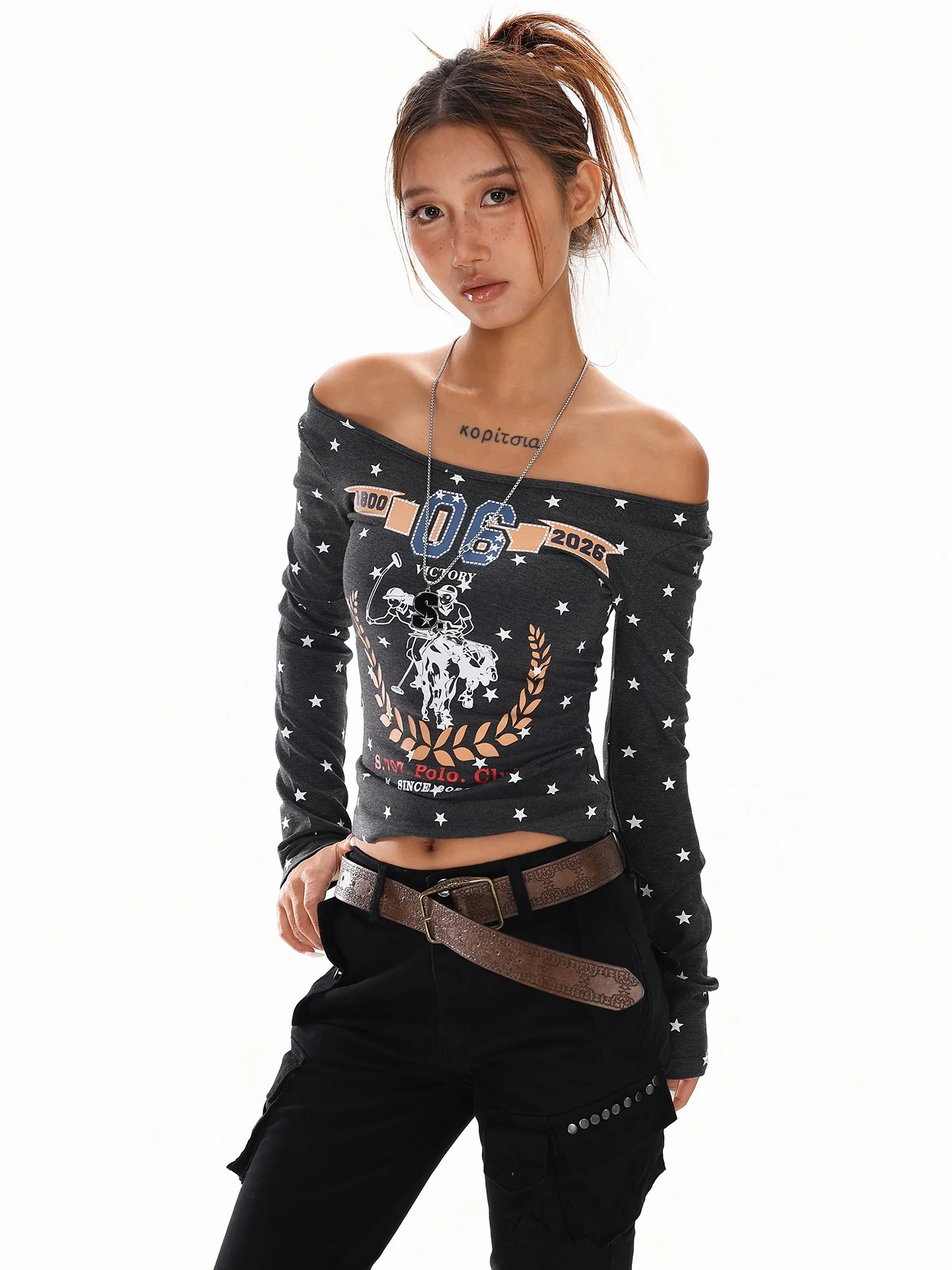 レディースオフショルダー長袖Tシャツ：アメリカンレトロスタイルのスリムフィットで夏を彩る