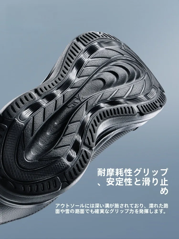 黒のランニングシューズ：防水レザーと軽量設計が実用性を実現