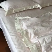 高級刺繍入りツバキ柄のベッドカバー【長綿・シングルサイズ・四点セット】（セットアップ対応）