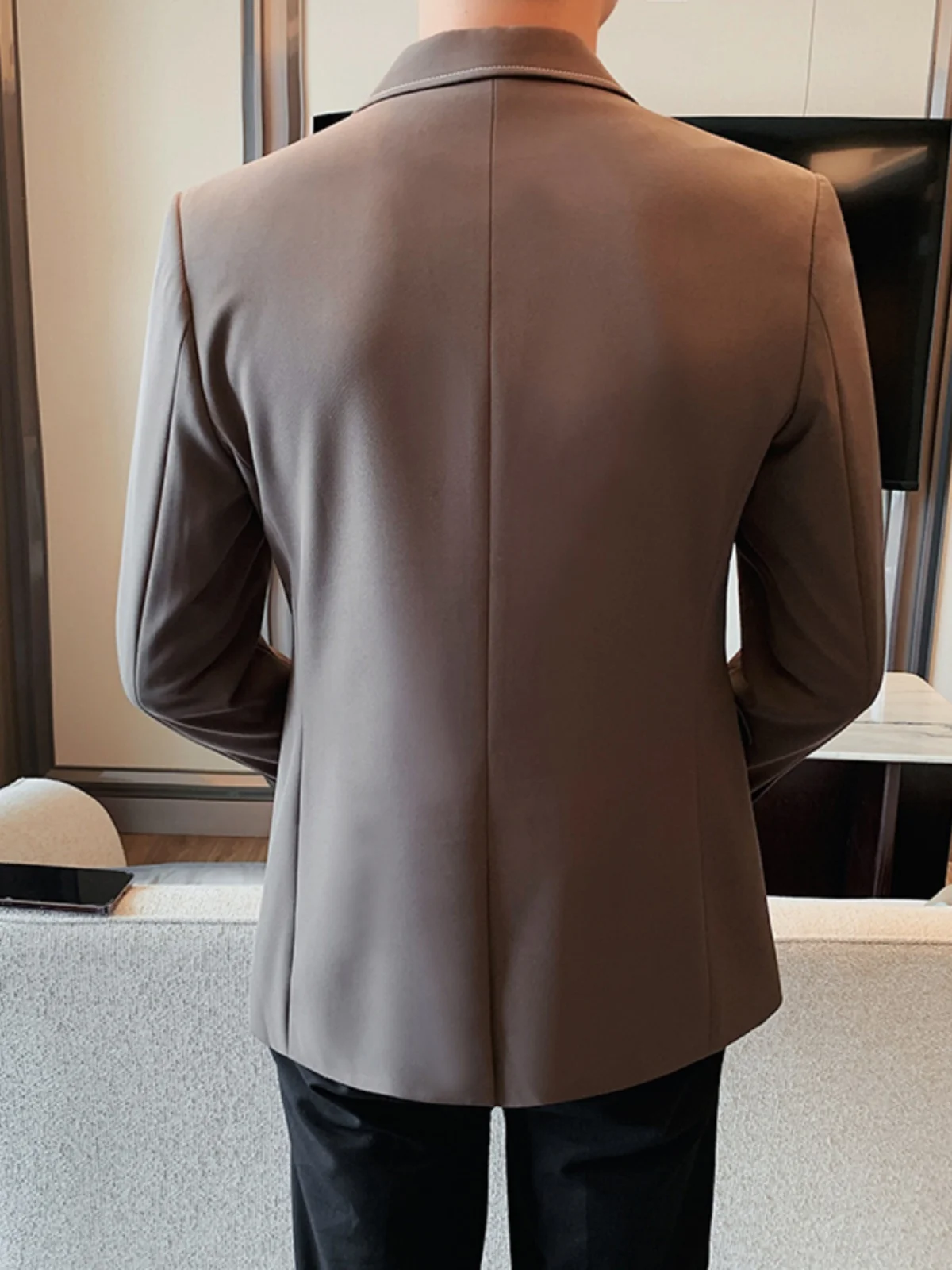 20代社会人にとって、オフィスカジュアルに欠かせない「ビジネスカジュアルなジャケット」はどこに？