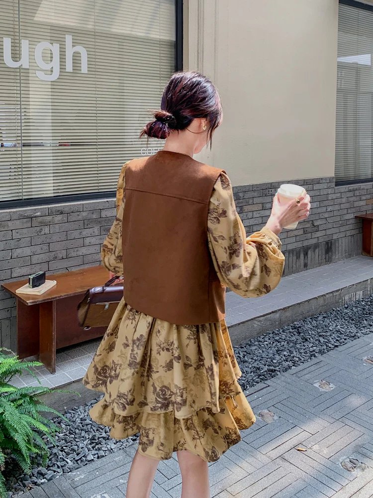 温かみのあるスエード背心とフラワープリントのティアードスカートで失敗しないスタイルは？