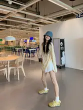 春にぴったりなイエローラインのラウンドネック長袖Tシャツ【レース切り替え・スタイル】とショートパンツ（セットアップ対応）