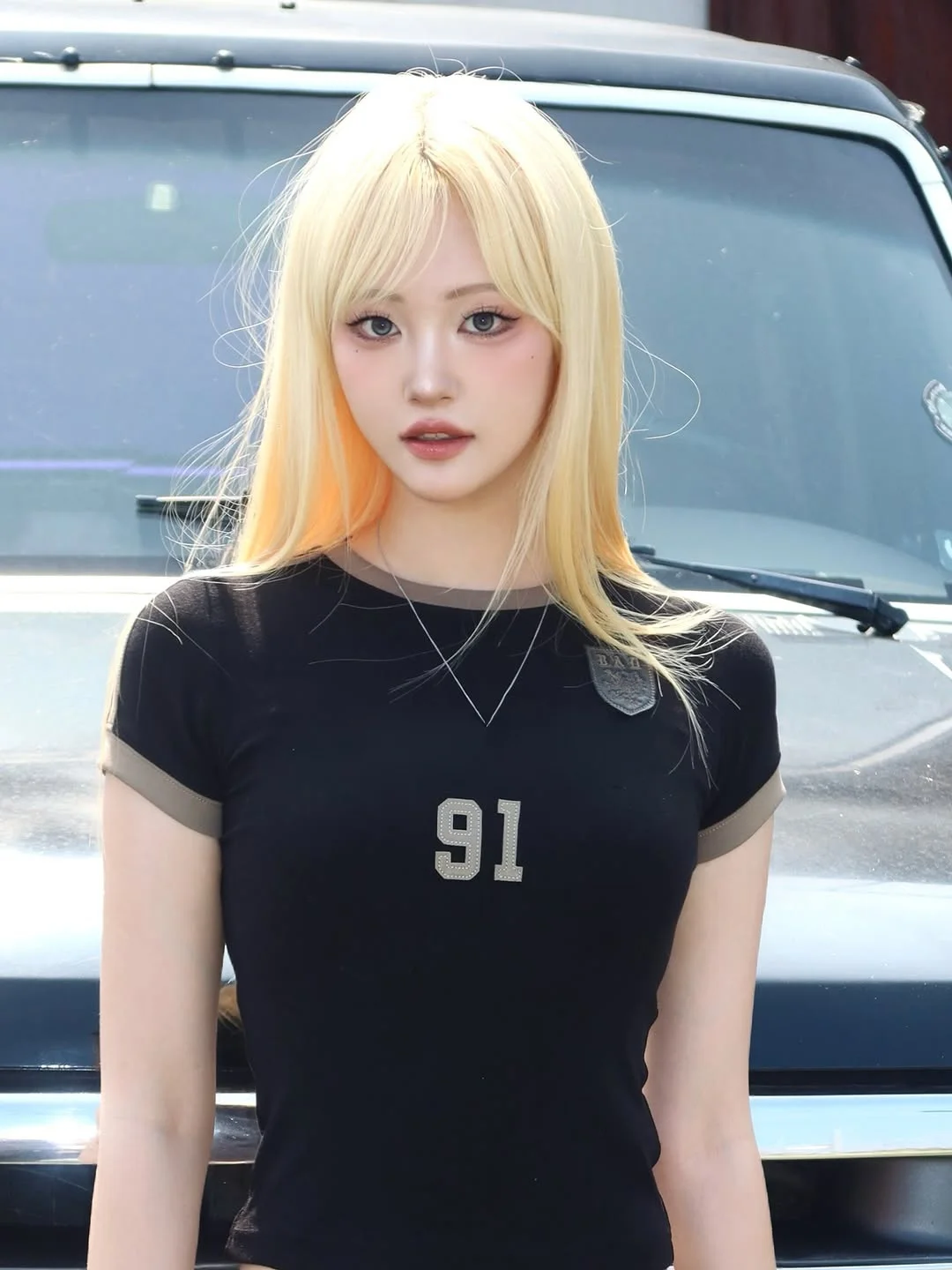 スポーツスタイルで夏をどう過ごす？黒のパフスリーブTシャツとショートパンツのセットが解決する悩みとは